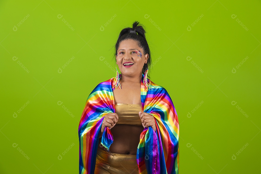 Linda menina feliz e sorridente segurando bandeira LGBTQI+ usando fantasia de carnaval