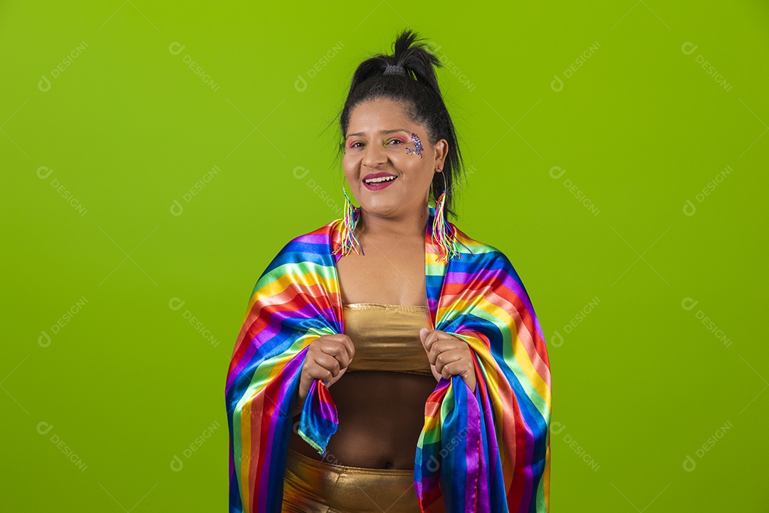 Linda menina feliz e sorridente segurando bandeira LGBTQI+ usando fantasia de carnaval