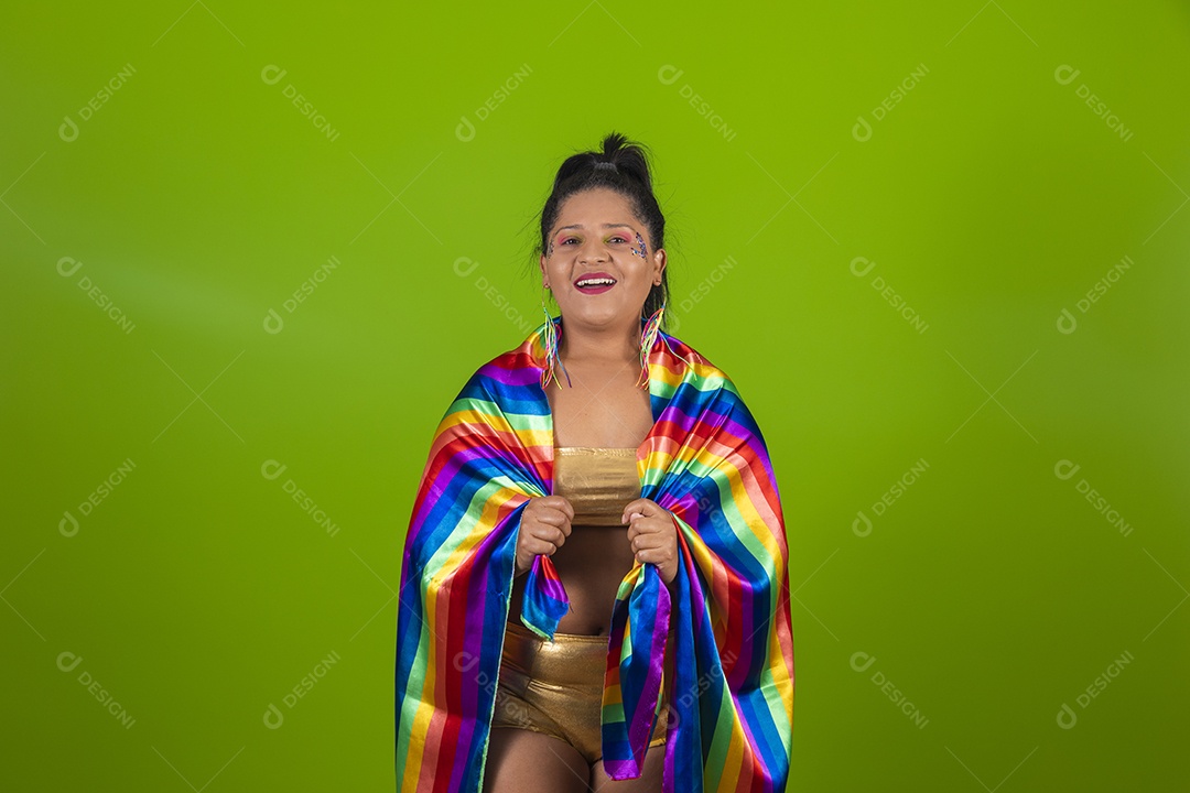 Linda menina feliz e sorridente segurando bandeira LGBTQI+ usando fantasia de carnaval