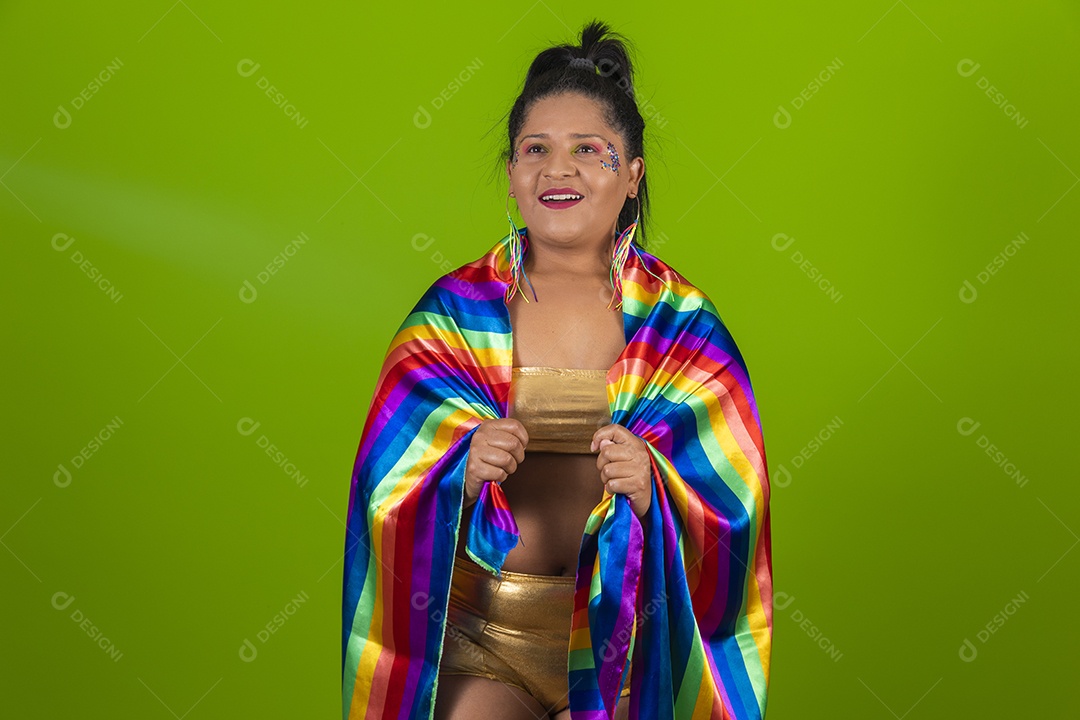 Linda menina feliz e sorridente segurando bandeira LGBTQI+ usando fantasia de carnaval