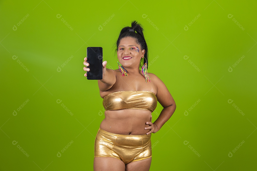 Linda menina feliz e sorridente usando fantasia de carnaval