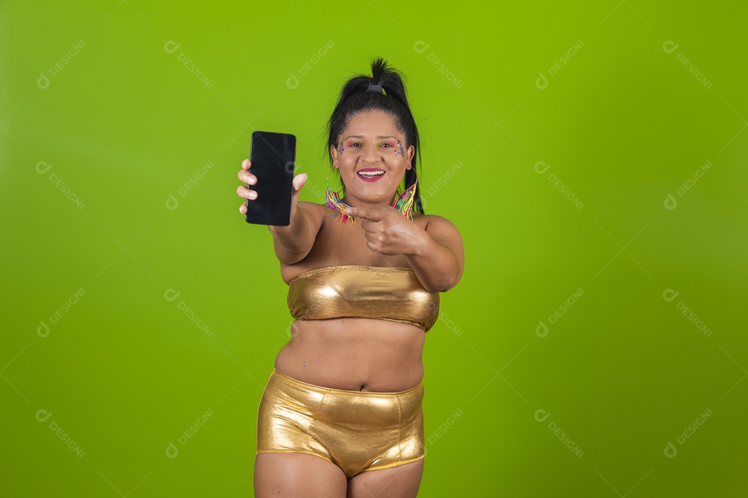 Linda menina feliz e sorridente usando fantasia de carnaval