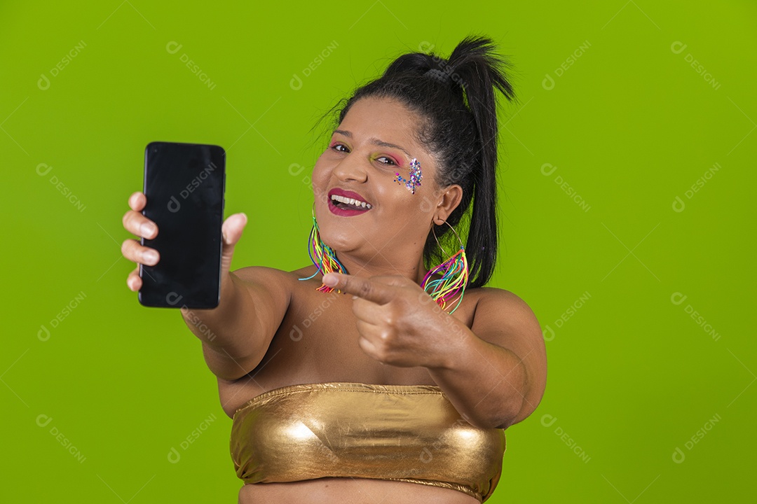 Linda menina feliz e sorridente usando fantasia de carnaval
