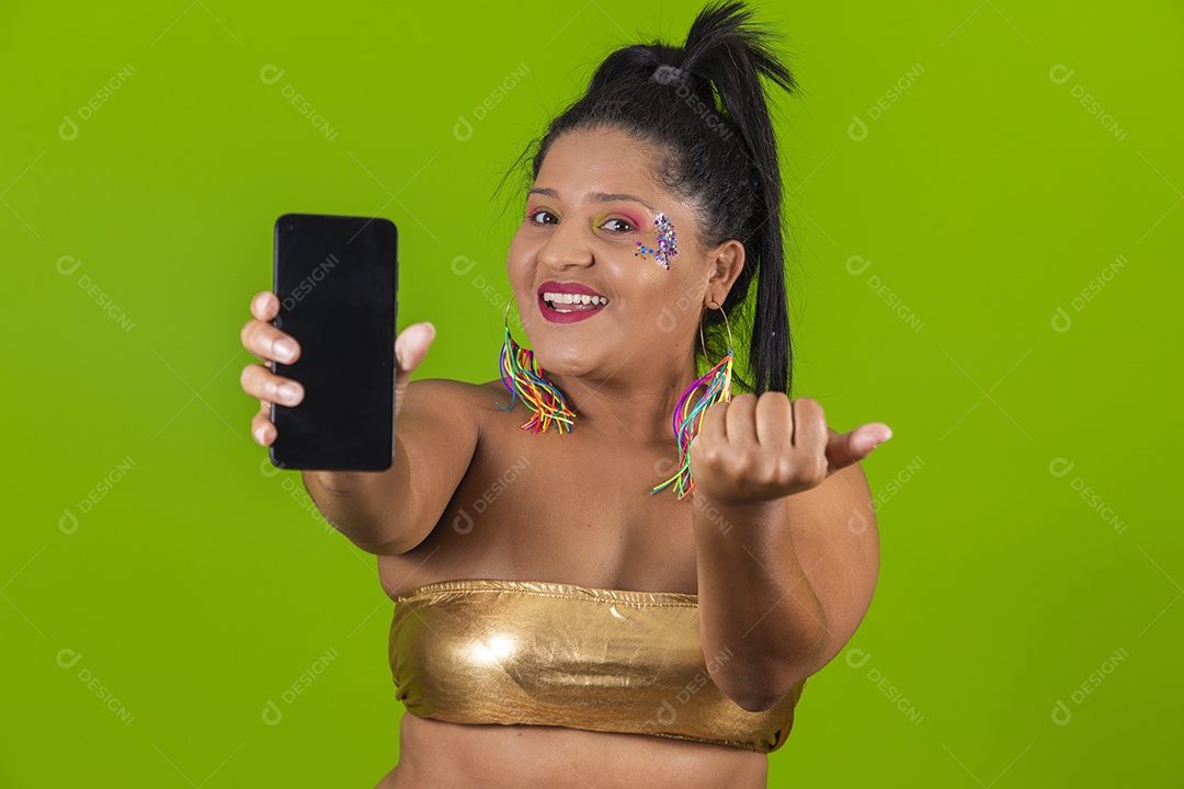 Linda menina feliz e sorridente usando fantasia de carnaval