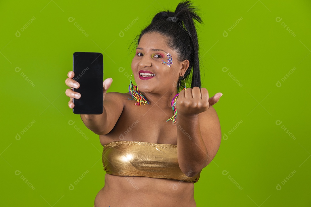 Linda menina feliz e sorridente usando fantasia de carnaval