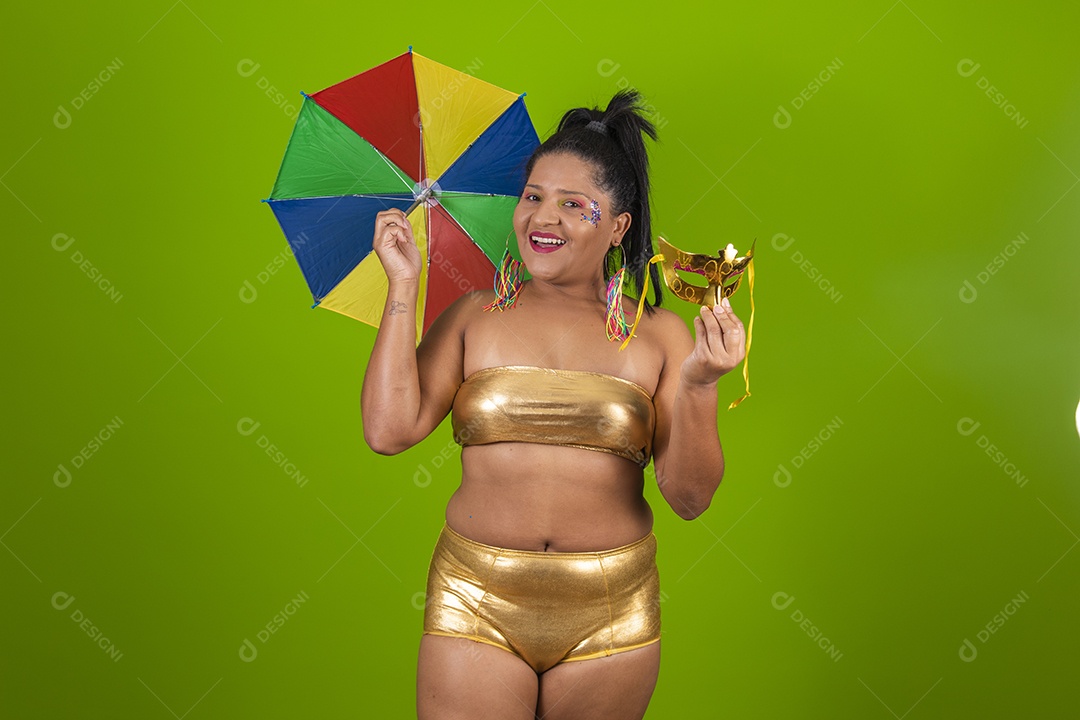 Linda menina feliz e sorridente usando fantasia de carnaval