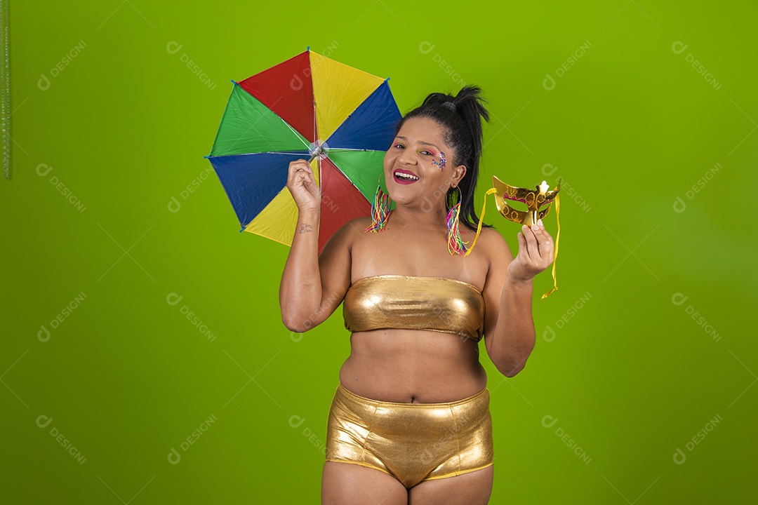 Linda menina feliz e sorridente usando fantasia de carnaval