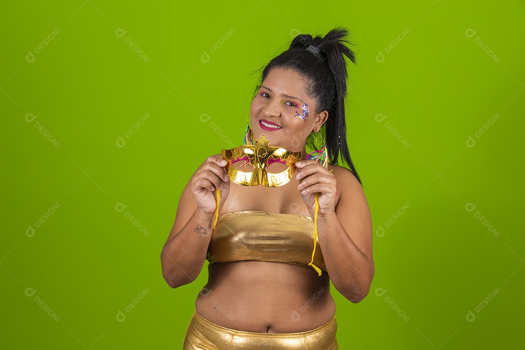 Linda menina feliz e sorridente usando fantasia de carnaval