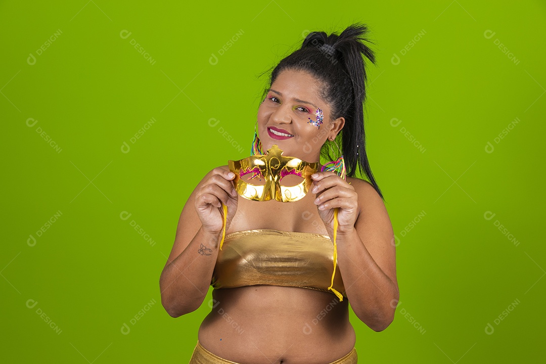 Linda menina feliz e sorridente usando fantasia de carnaval