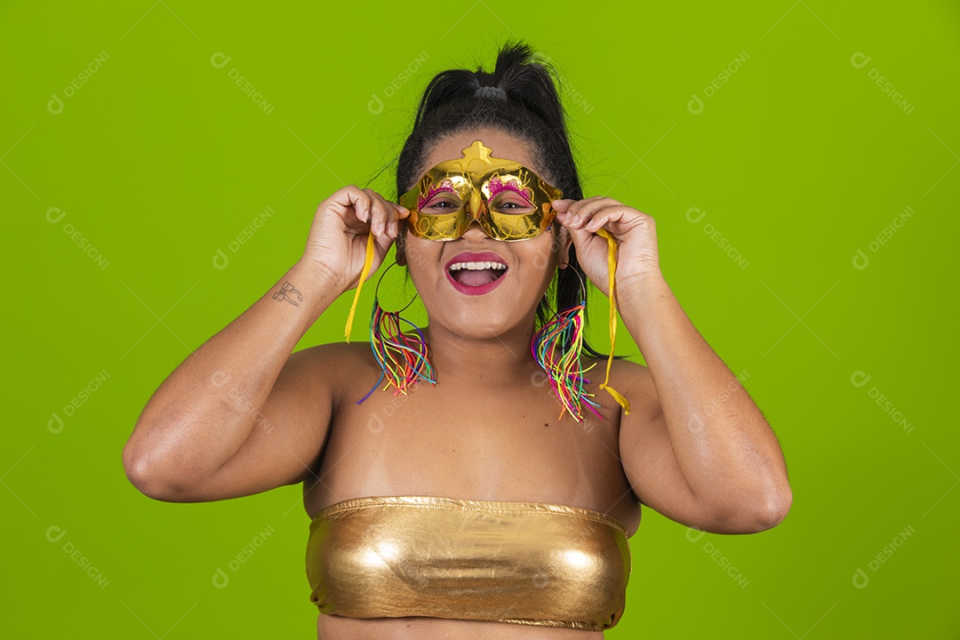 Linda menina feliz e sorridente usando fantasia de carnaval