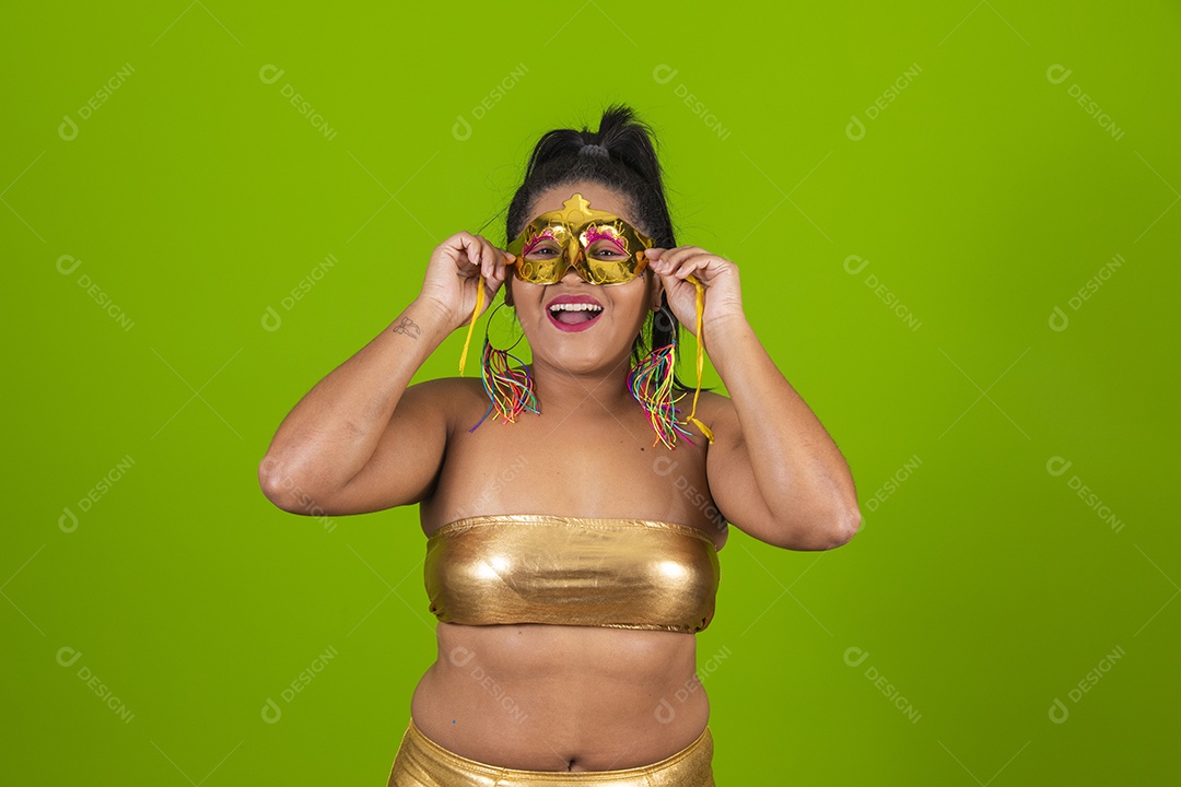 Linda menina feliz e sorridente usando fantasia de carnaval