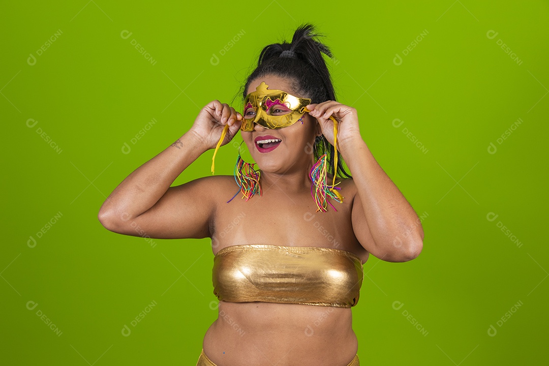 Linda menina feliz e sorridente usando fantasia de carnaval