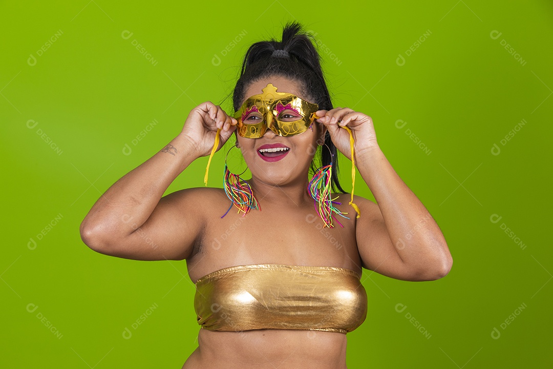 Linda menina feliz e sorridente usando fantasia de carnaval