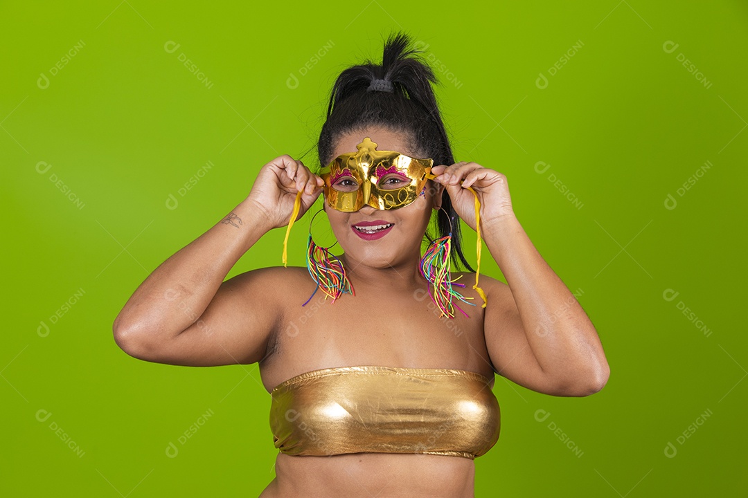 Linda menina feliz e sorridente usando fantasia de carnaval