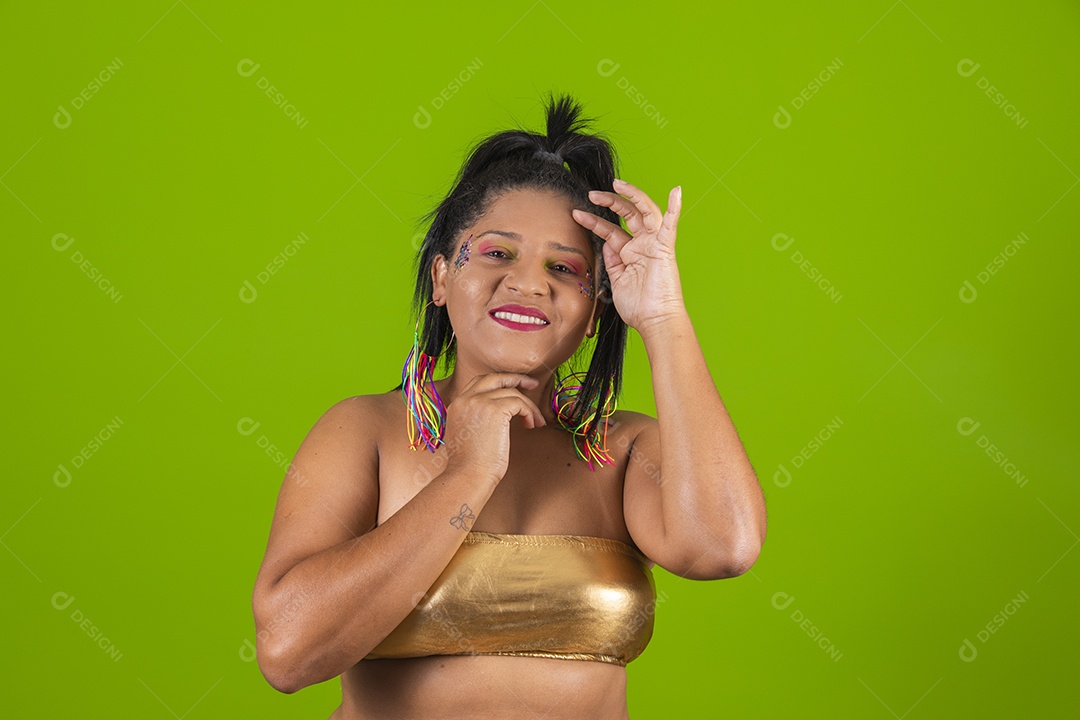 Linda menina feliz e sorridente usando fantasia de carnaval
