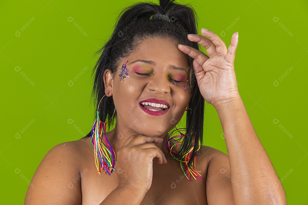 Linda menina feliz e sorridente usando fantasia de carnaval