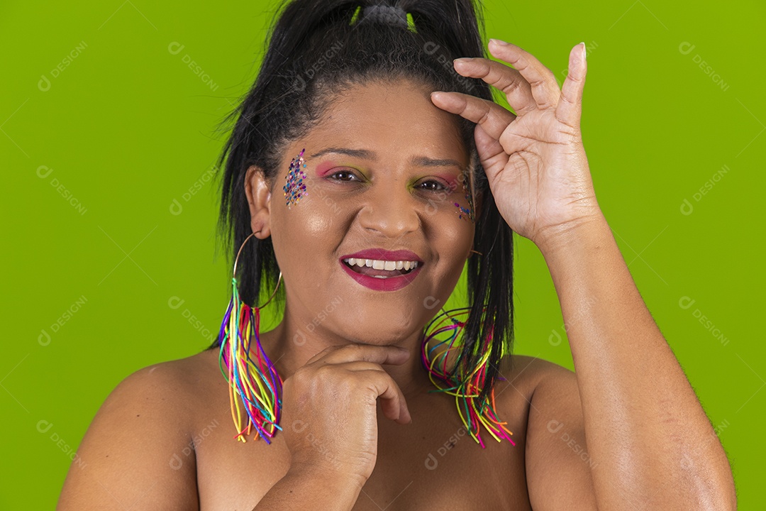Linda menina feliz e sorridente usando fantasia de carnaval