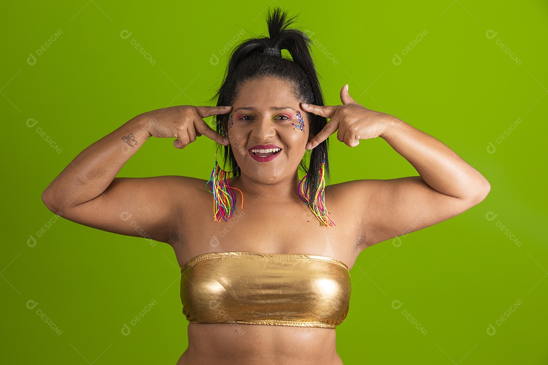 Linda menina feliz e sorridente usando fantasia de carnaval