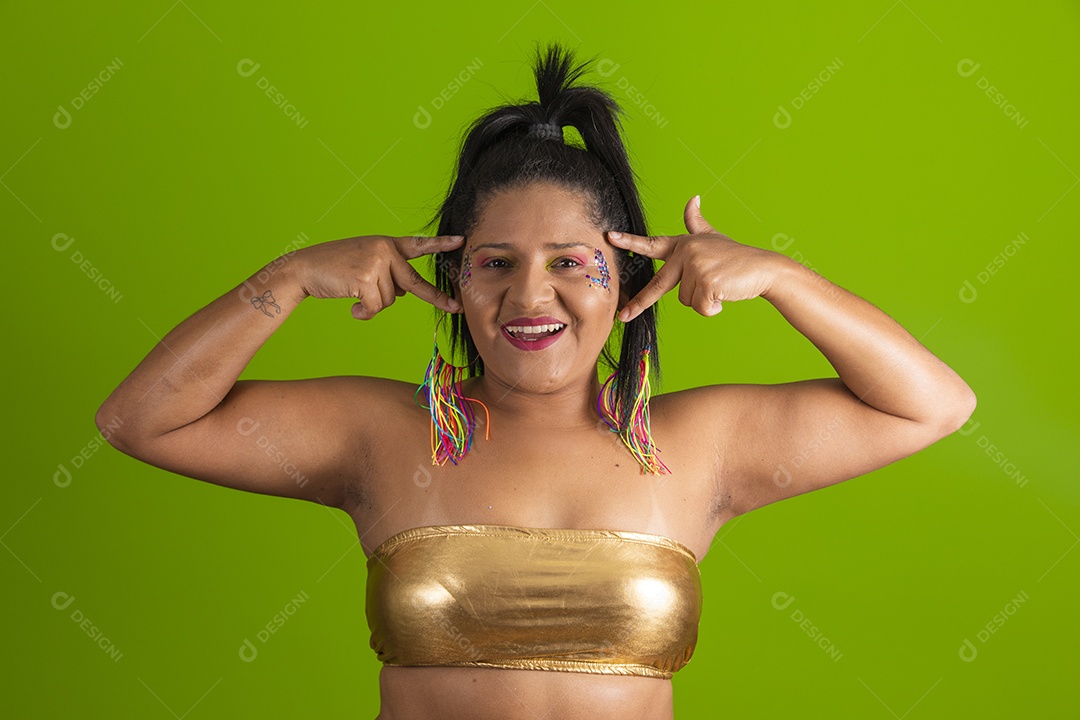 Linda menina feliz e sorridente usando fantasia de carnaval