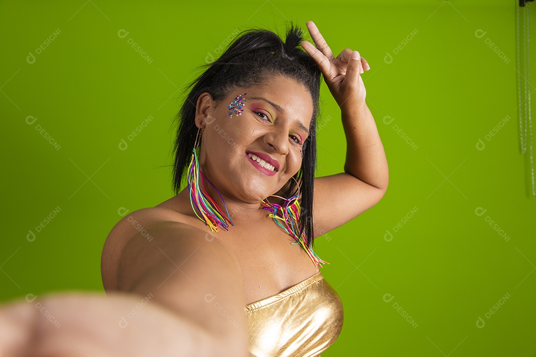Linda menina feliz e sorridente usando fantasia de carnaval