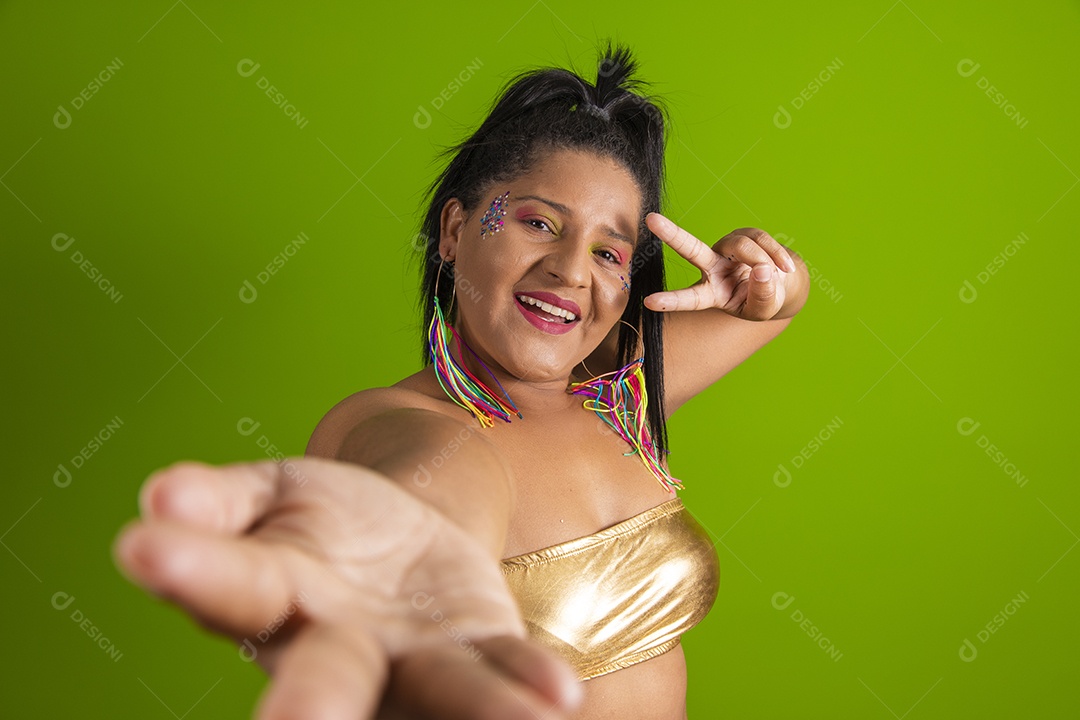 Linda menina feliz e sorridente usando fantasia de carnaval