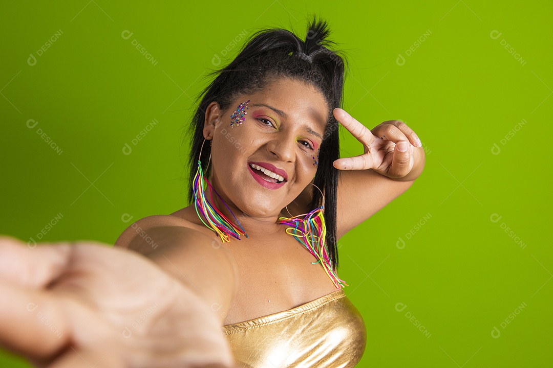 Linda menina feliz e sorridente usando fantasia de carnaval