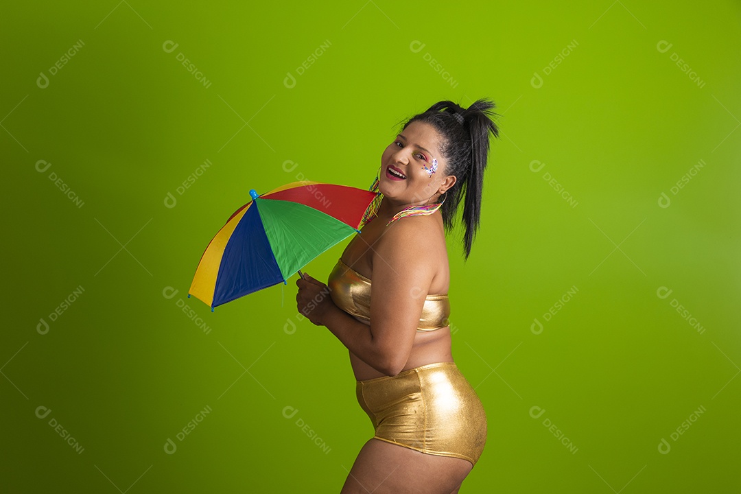 Linda menina feliz e sorridente usando fantasia de carnaval