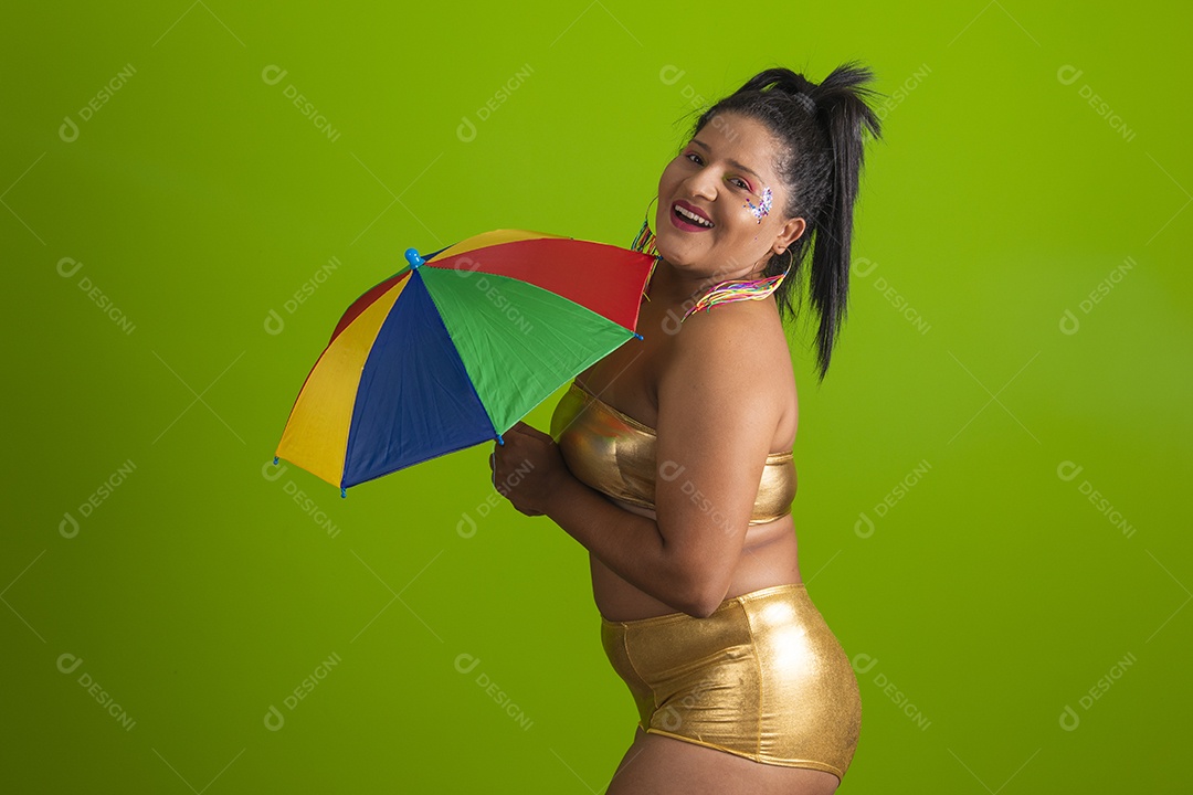 Linda menina feliz e sorridente usando fantasia de carnaval