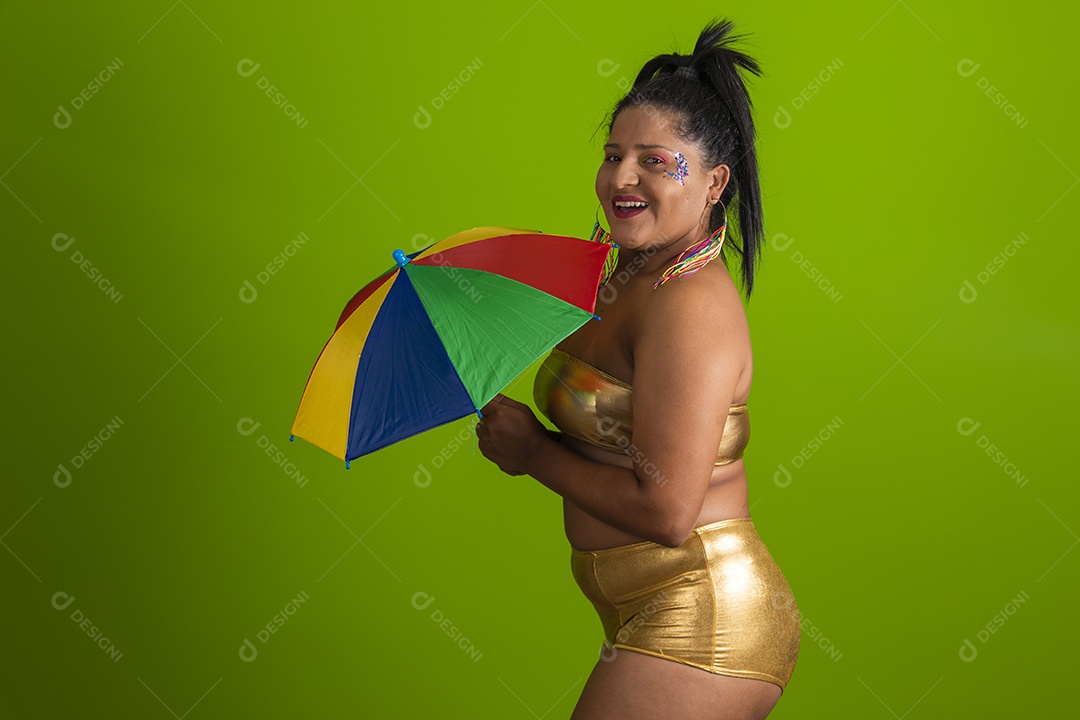 Linda menina feliz e sorridente usando fantasia de carnaval
