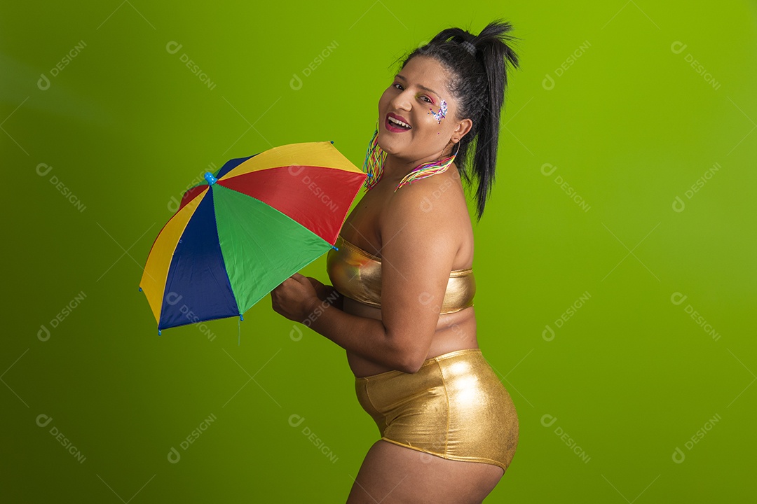 Linda menina feliz e sorridente usando fantasia de carnaval