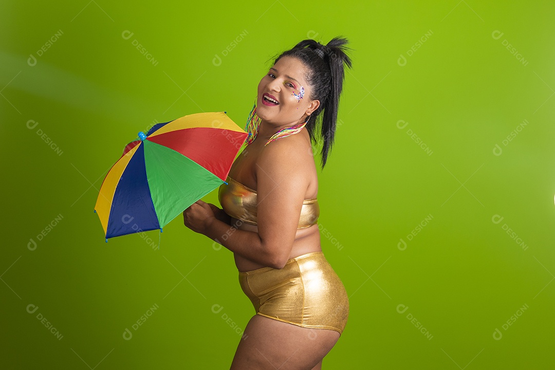 Linda menina feliz e sorridente usando fantasia de carnaval