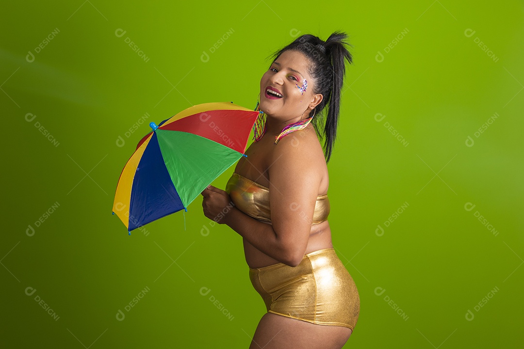 Linda menina feliz e sorridente usando fantasia de carnaval