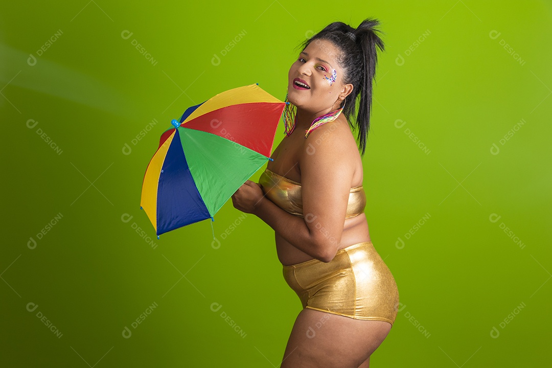 Linda menina feliz e sorridente usando fantasia de carnaval