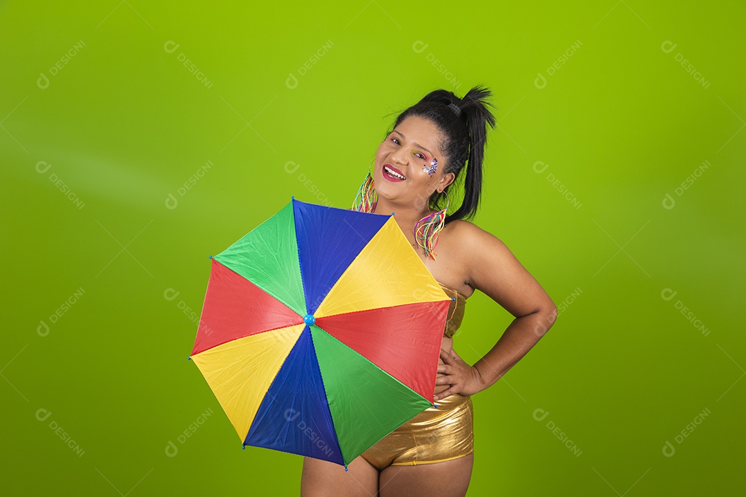Linda menina feliz e sorridente usando fantasia de carnaval