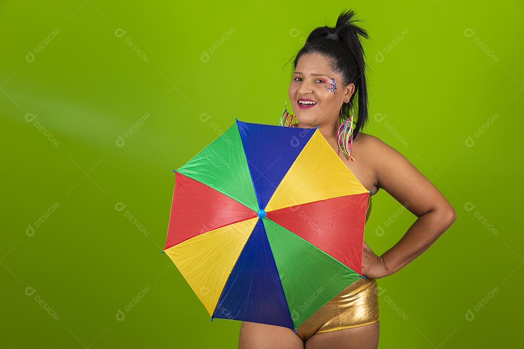 Linda menina feliz e sorridente usando fantasia de carnaval