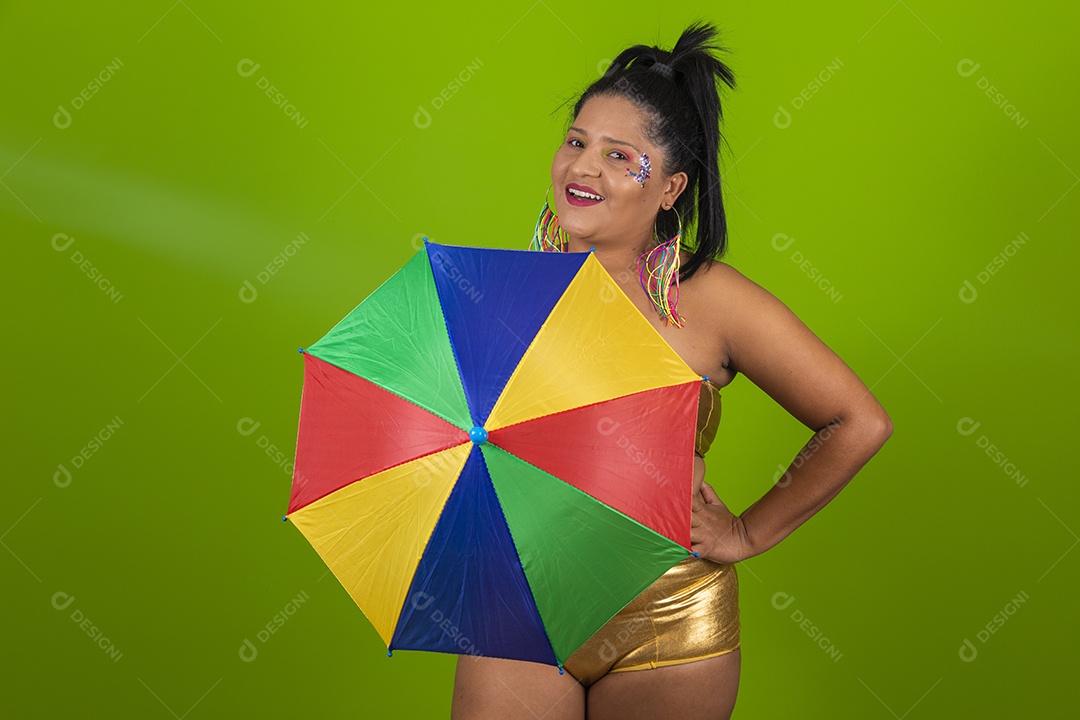 Linda menina feliz e sorridente usando fantasia de carnaval
