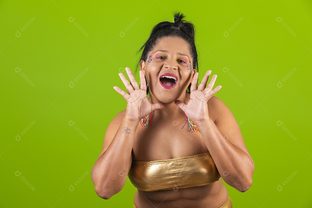 Linda menina feliz e sorridente usando fantasia de carnaval