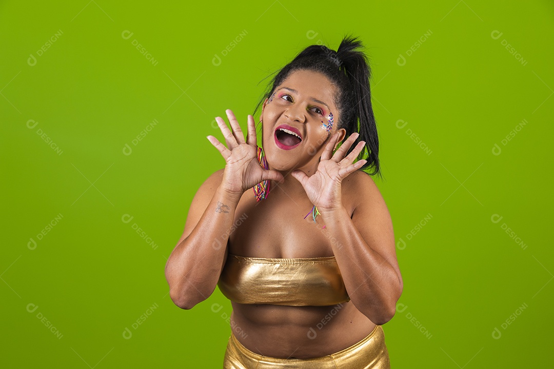 Linda menina feliz e sorridente usando fantasia de carnaval