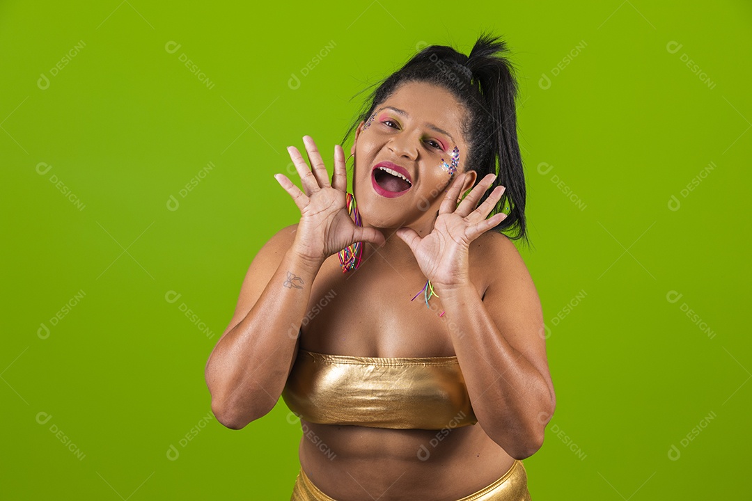 Linda menina feliz e sorridente usando fantasia de carnaval