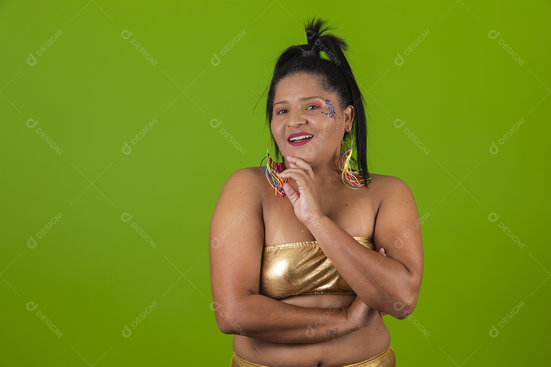 Linda menina feliz e sorridente usando fantasia de carnaval