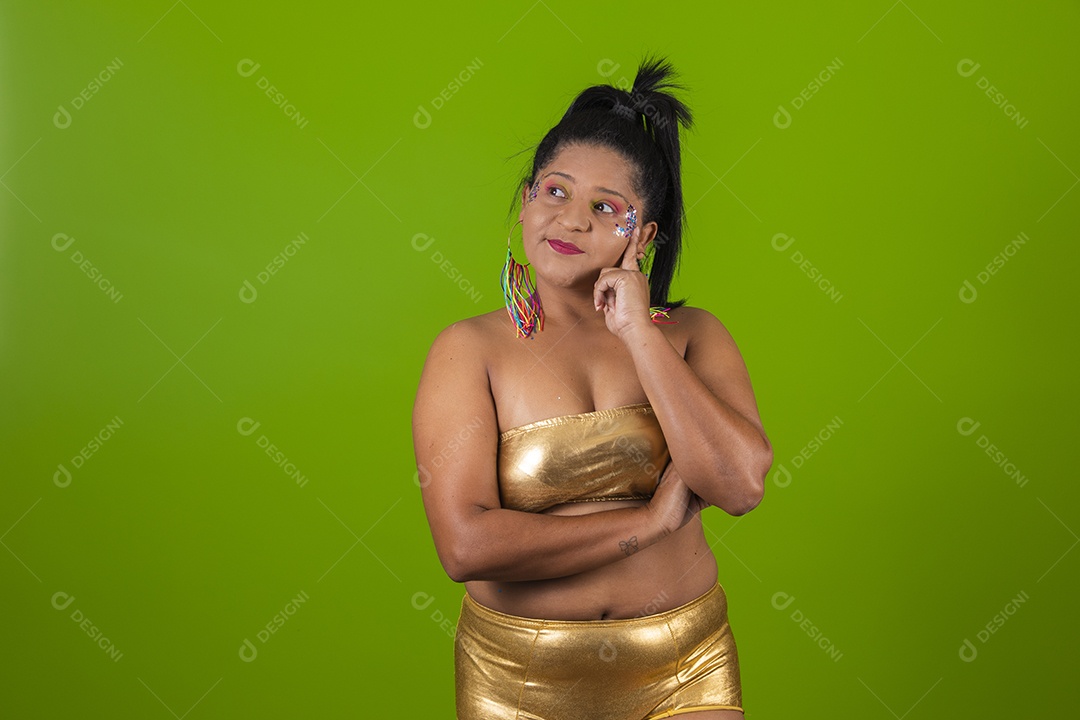 Linda menina feliz e sorridente usando fantasia de carnaval