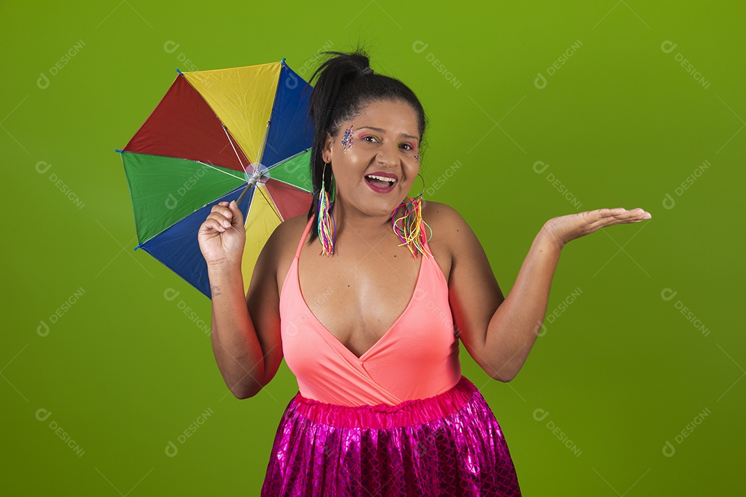 Linda menina feliz e sorridente segurando bandeira LGBTQI+ usando fantasia de carnaval