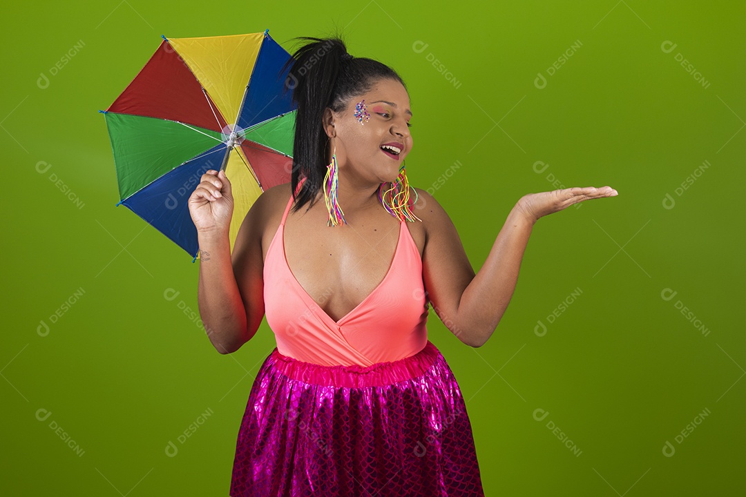 Linda menina feliz e sorridente segurando bandeira LGBTQI+ usando fantasia de carnaval