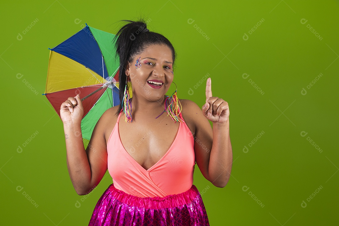 Linda menina feliz e sorridente segurando bandeira LGBTQI+ usando fantasia de carnaval