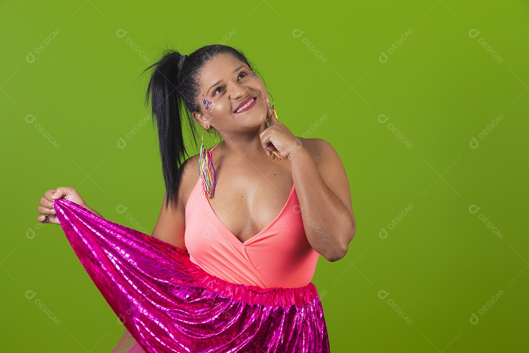 Linda menina feliz e sorridente segurando bandeira LGBTQI+ usando fantasia de carnaval