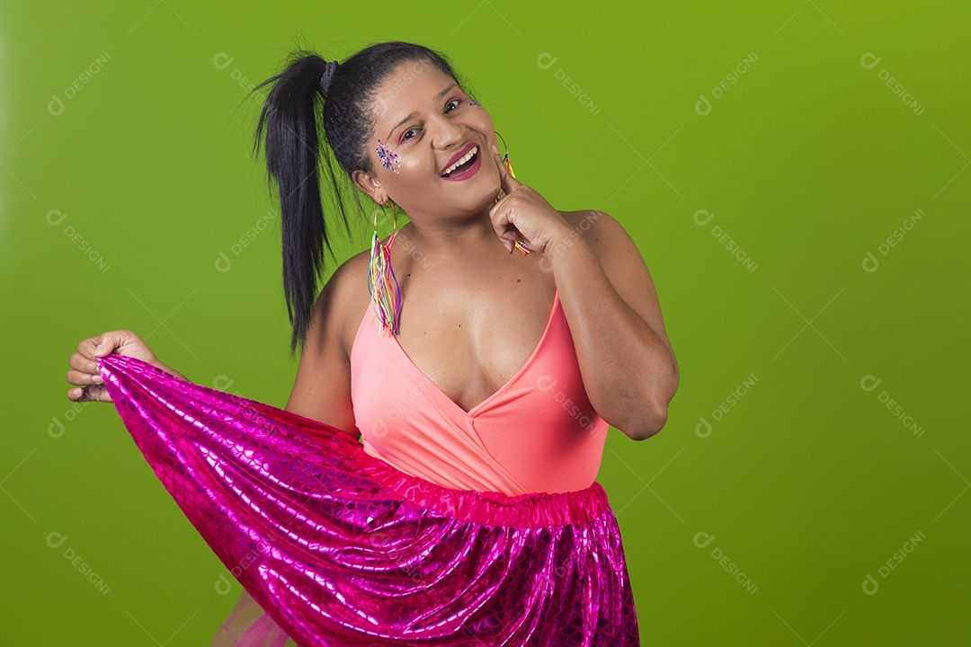 Linda menina feliz e sorridente segurando bandeira LGBTQI+ usando fantasia de carnaval