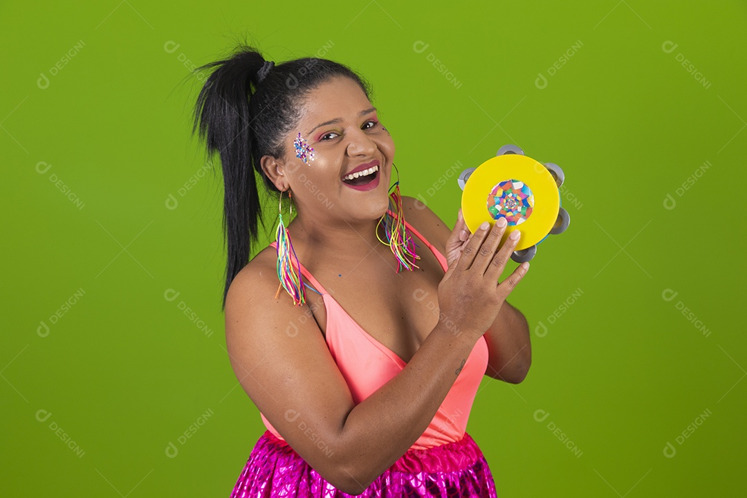 Linda menina feliz e sorridente segurando bandeira LGBTQI+ usando fantasia de carnaval