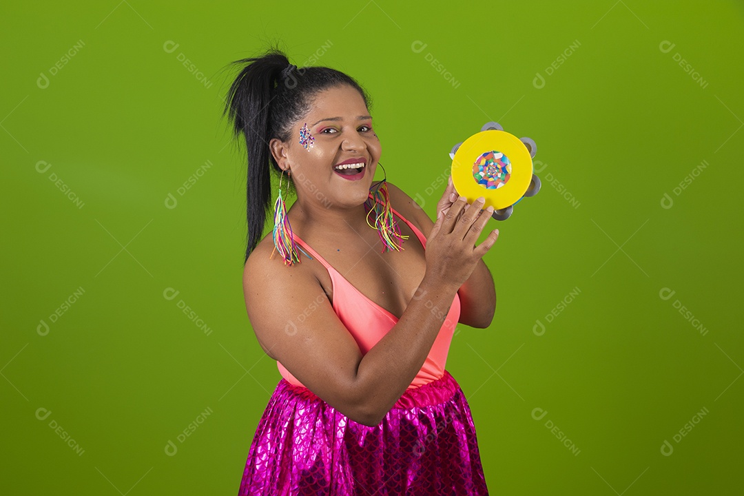 Linda menina feliz e sorridente segurando bandeira LGBTQI+ usando fantasia de carnaval