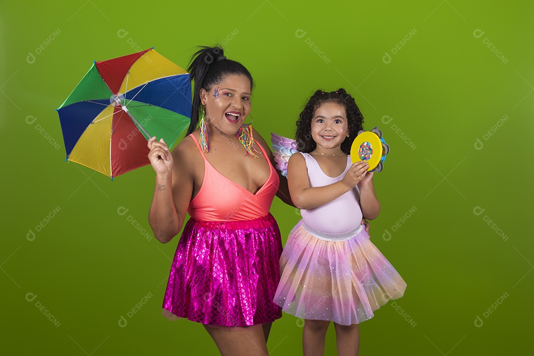 Lindas mulheres jovens usando fantasia de carnaval sobre fundo isolado