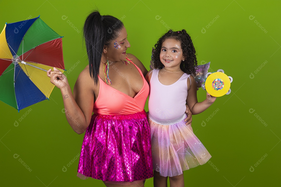 Lindas mulheres jovens mãe e filha usando fantasia de carnaval sobre fundo isolado